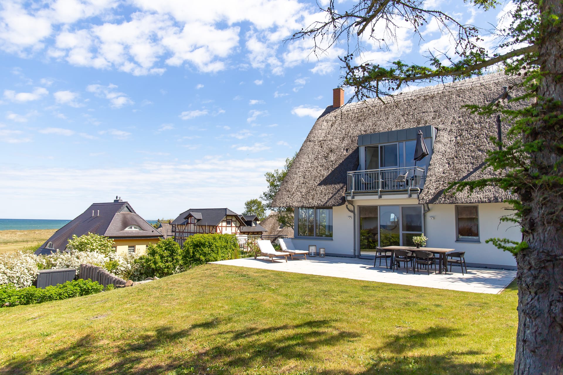 „Reetgedecktes Haus mit Terrasse, Balkon, Garten und Blick Richtung Ostsee